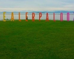 生命大小的印刷字母，必威国际体育安装在伯灵顿海滨